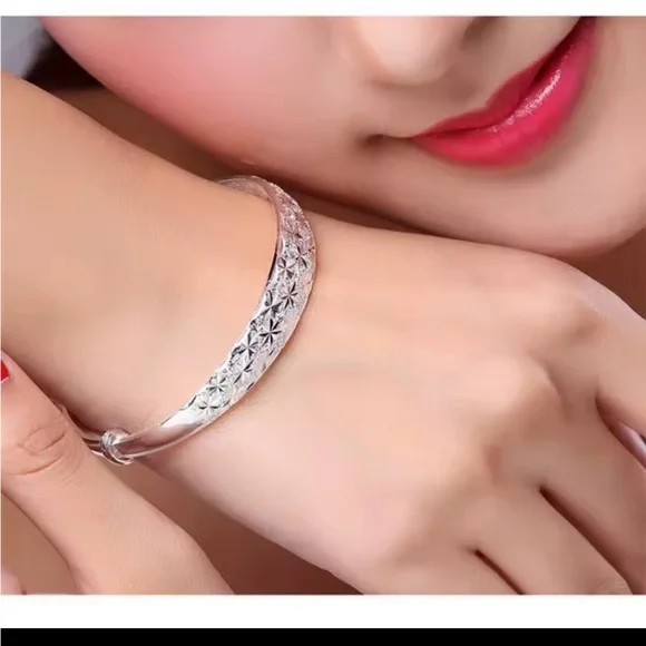 925 Sterling Silver Diamond Cut Bracelet - Picture 5 of 10